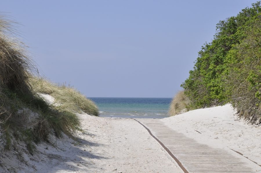 Gudmindrup Strand an der Sejerø-Bucht mit Sandstrand und Dünen