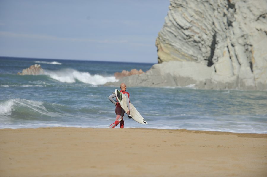 Surfer an einem Strand in Sopelana