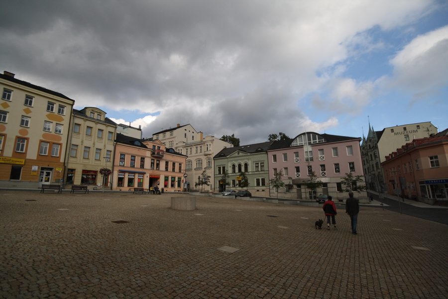 Dolní náměstí in Jablonec nad Nisou mit städtischer Bebauung.