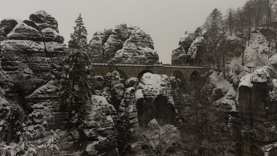 Basteibrücke in der Sächsischen Schweiz bei Lohmen zwischen markanten Sandsteinfelsen
