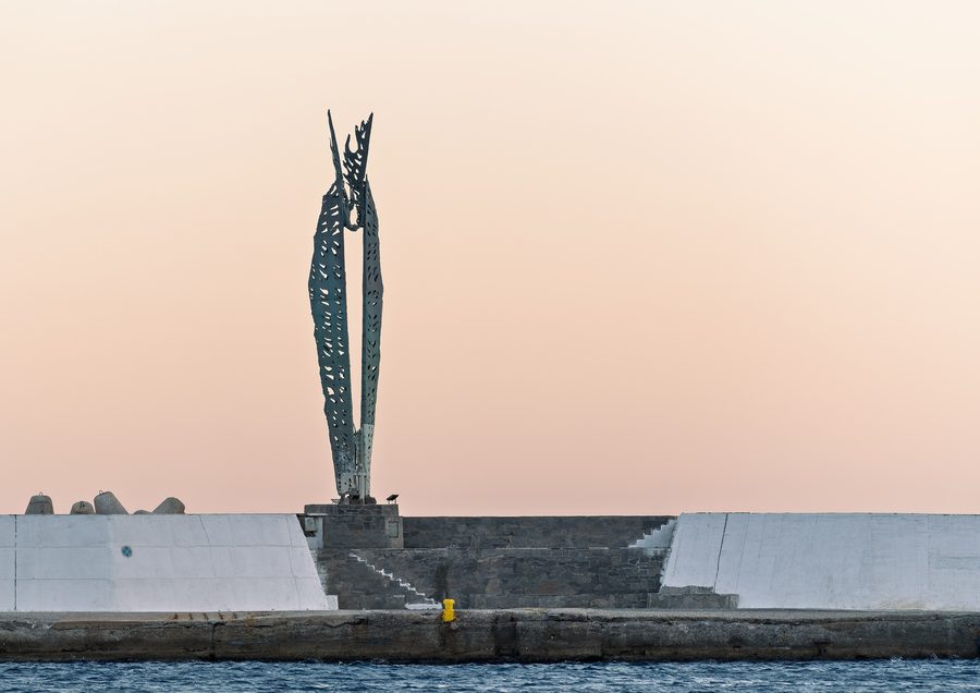 Ikarus-Statue an der Uferbefestigung von Agios Kirykos auf Ikaria