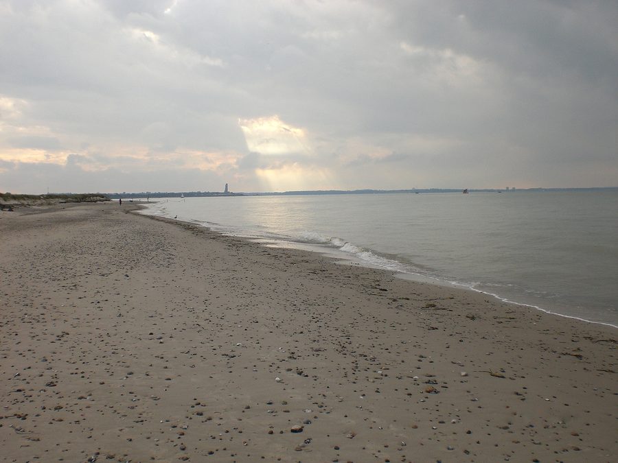 Strandabschnitt auf dem Bottsand bei Wendtorf mit Naturschutzgebiet im Hintergrund