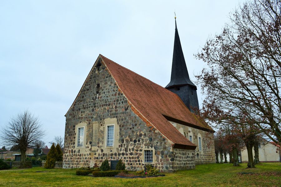 Denkmalgeschützte Feldsteinkirche in Teschendorf im Löwenberger Land