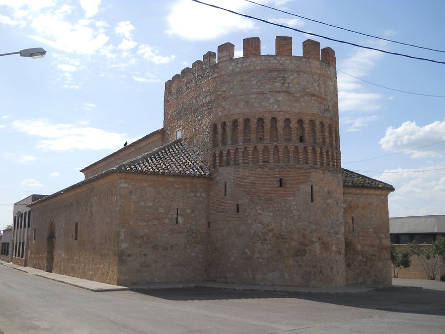 File:Arenas de San Juan iglesia.JPG