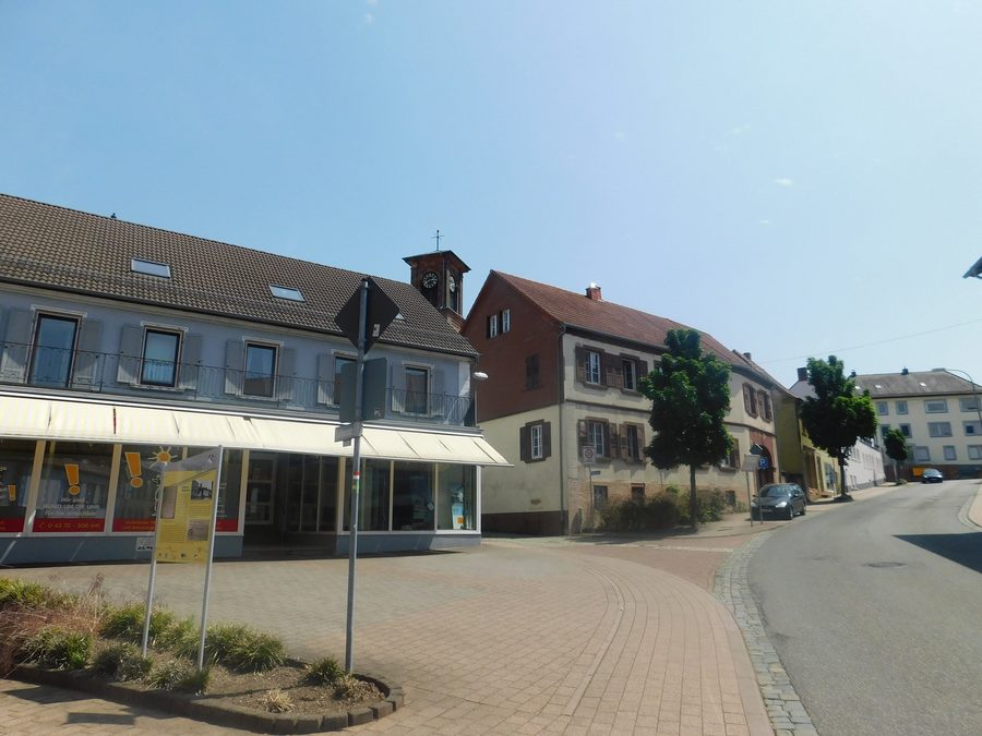 Historischer Ortskern von Waldmohr mit Kirche und Rathaus