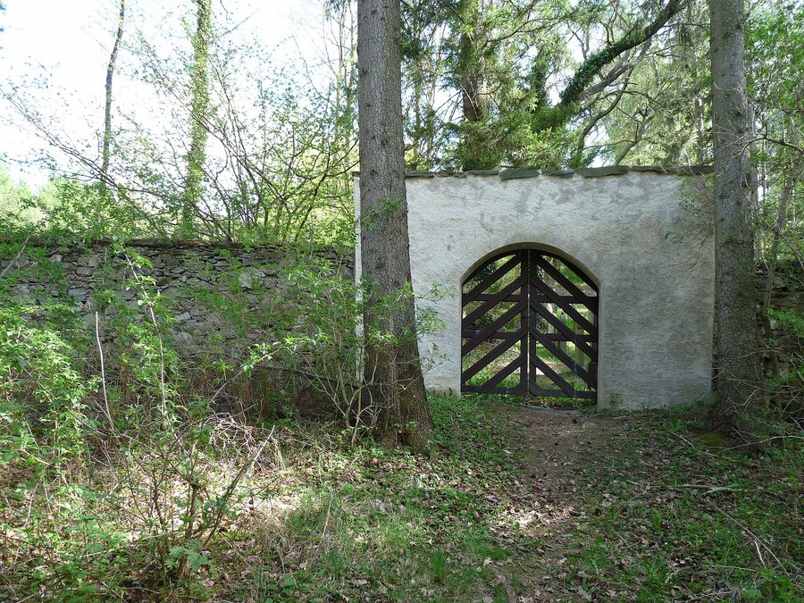 Tor des jüdischen Friedhofs in Strážov im Bezirk Klatovy