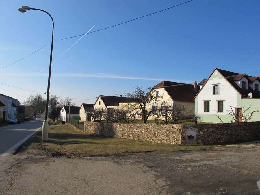 Bauernhaus im Dorf Doňov in Südböhmen