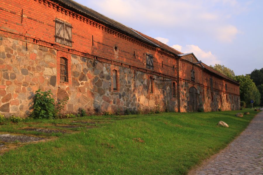 Historisches Gutshofgebäude auf dem Nakomiady-Anwesen in Polen