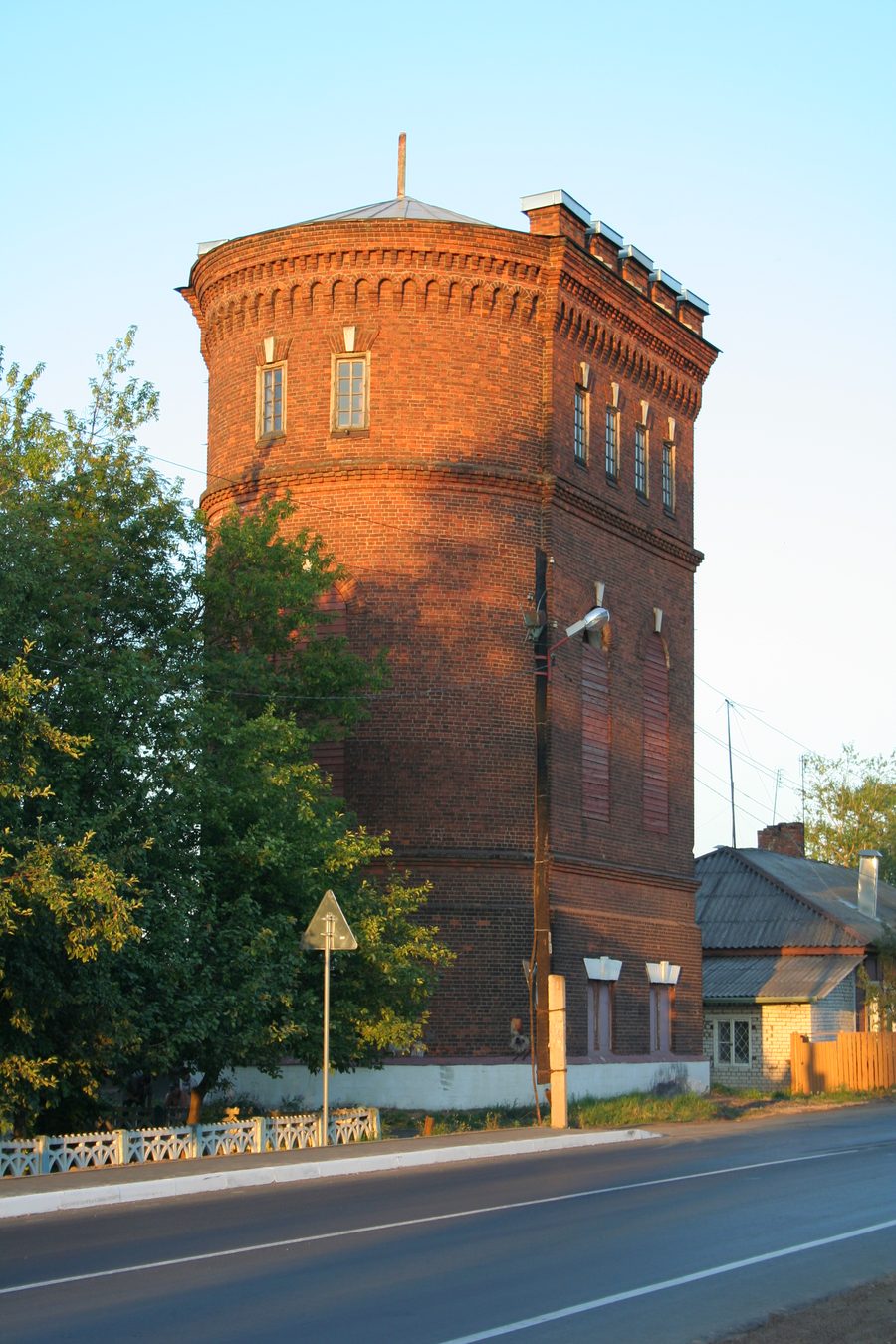 Wasserturm nahe dem Bahnhof von Lichoslawl in der Oblast Twer