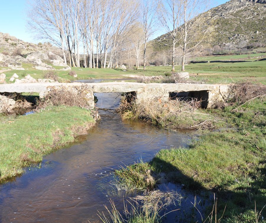 Steinbrücke über den Arroyo del Guijo in Riofrío, Ávila