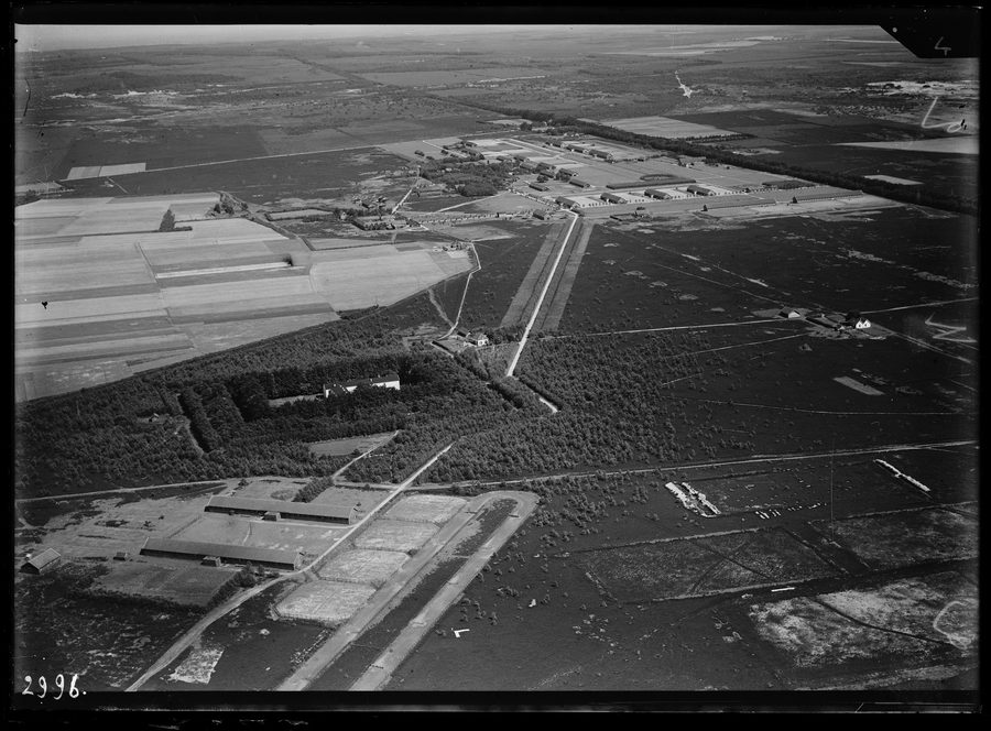 Luchtfoto van de legerbarakken van Nieuw-Milligen bij Uddel