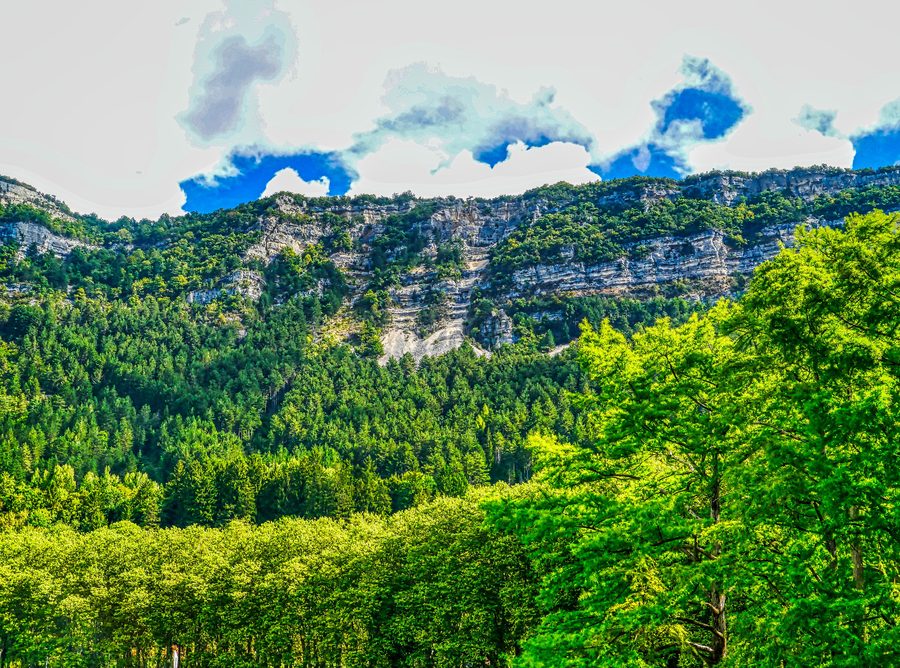 Blick auf den Lac de Nantua am Südfuß des Jura