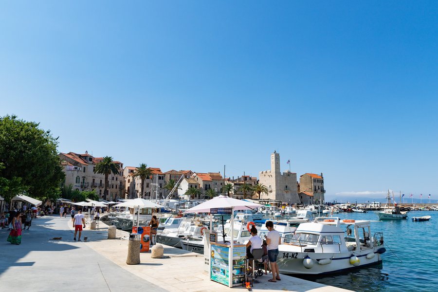File:Komiza Town Harbour with a view to the Fishermen's Museum on Vis island, Croatia (48693528978).jpg