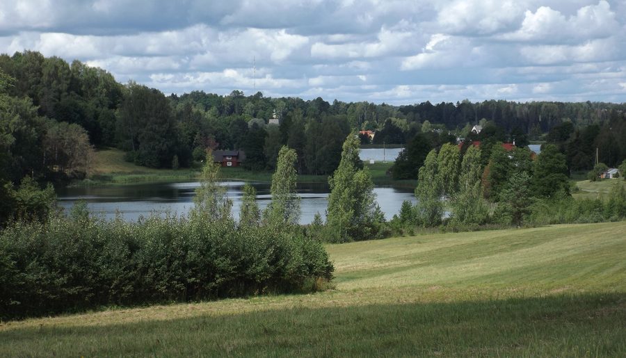 Rõuge Valgjärv und Rõuge Suurjärv in einer hügeligen Seenlandschaft