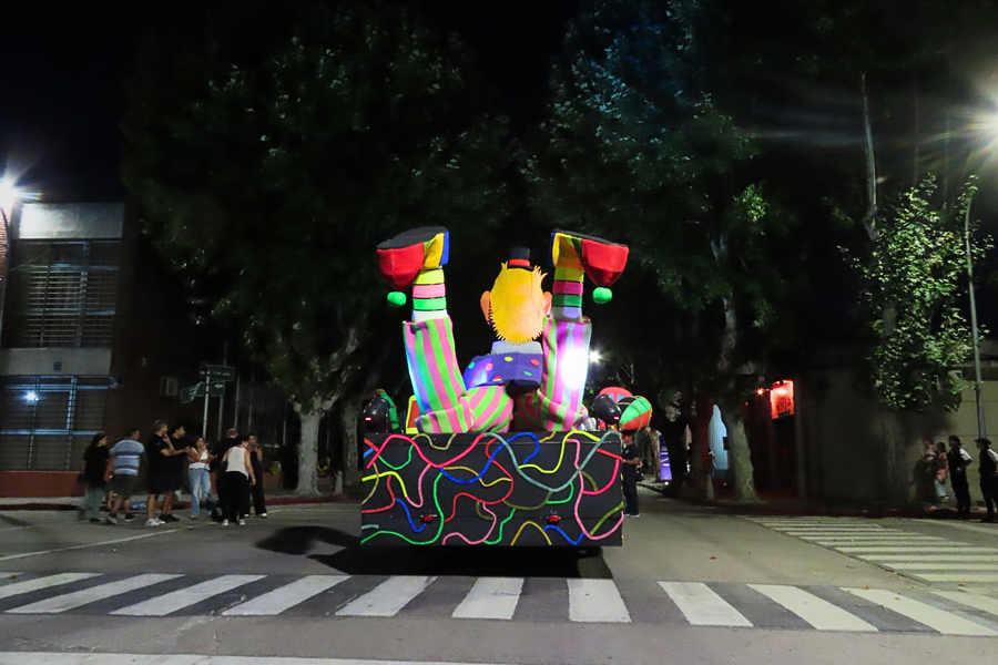 Carroza de Reinas en el Desfile inaugural del Carnaval 2026 en la ciudad de Durazno, Uruguay