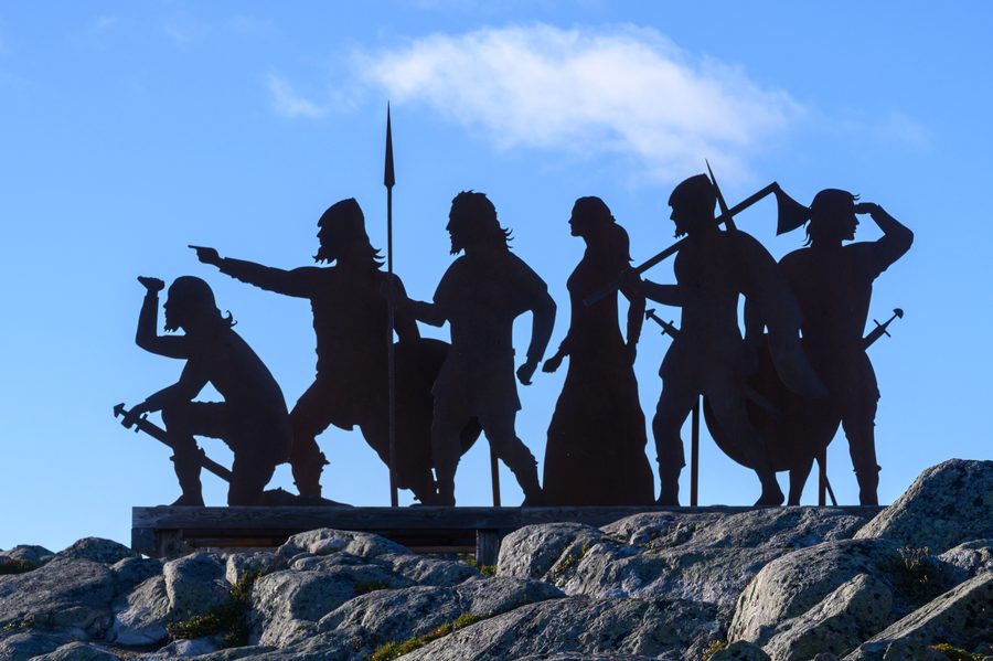 Silhouettenskulptur von Nordmännern oberhalb der historischen Stätte L'Anse aux Meadows
