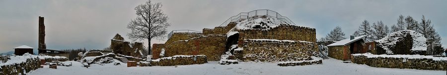 Winterliches Panorama der Burgruinen von Runding auf dem Schlossberg