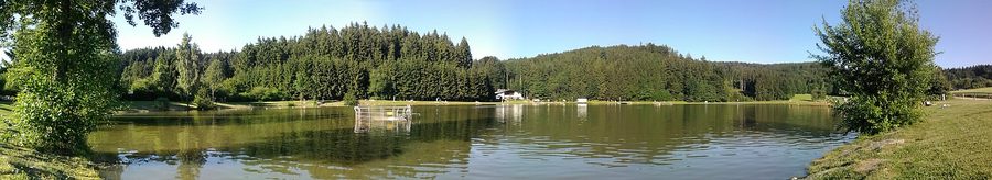 Badesee Pramet mit Uferlandschaft