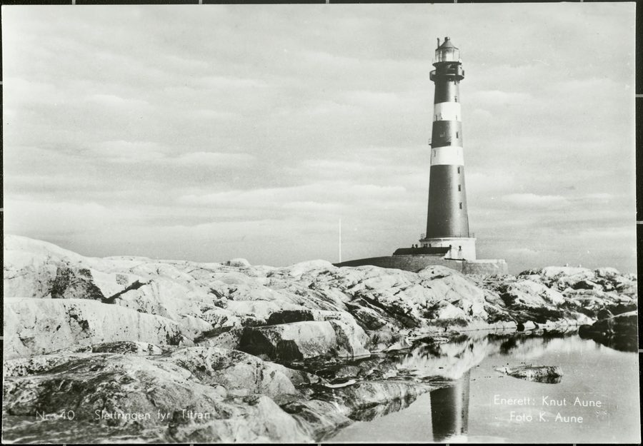 Slettringen lighthouse in Frøya, Norway