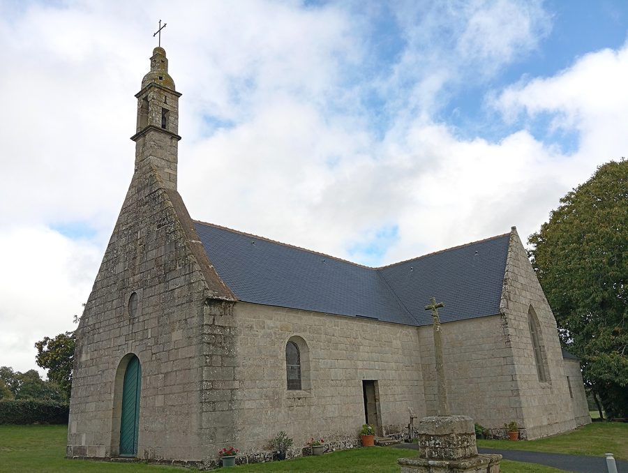 Außenansicht der Kapelle Notre-Dame-de-Grâces in Pluguffan