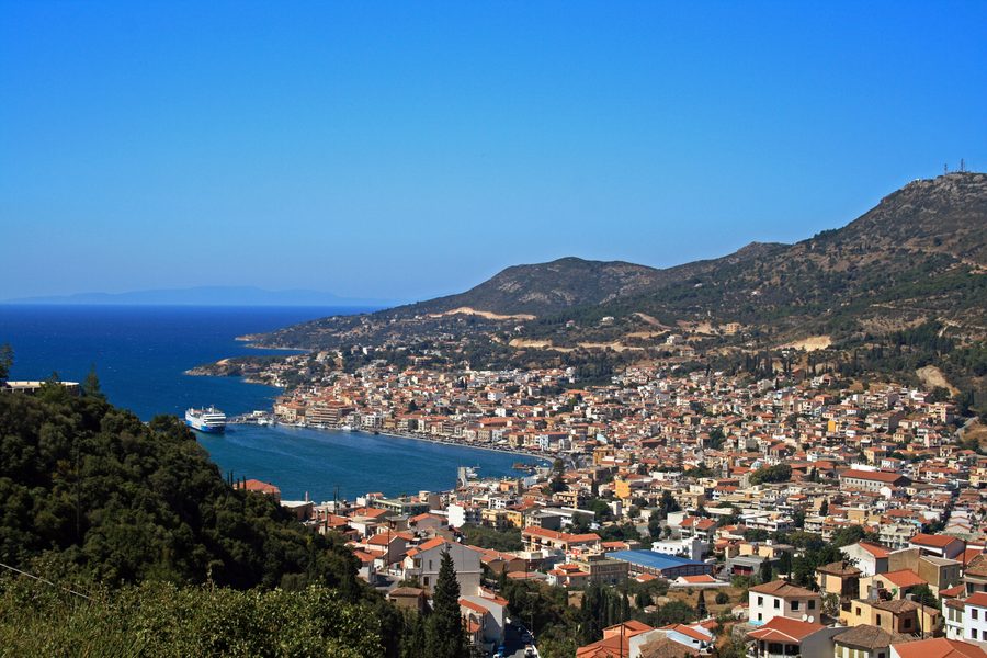 Blick auf Samos-Stadt an der Küste der griechischen Insel Samos