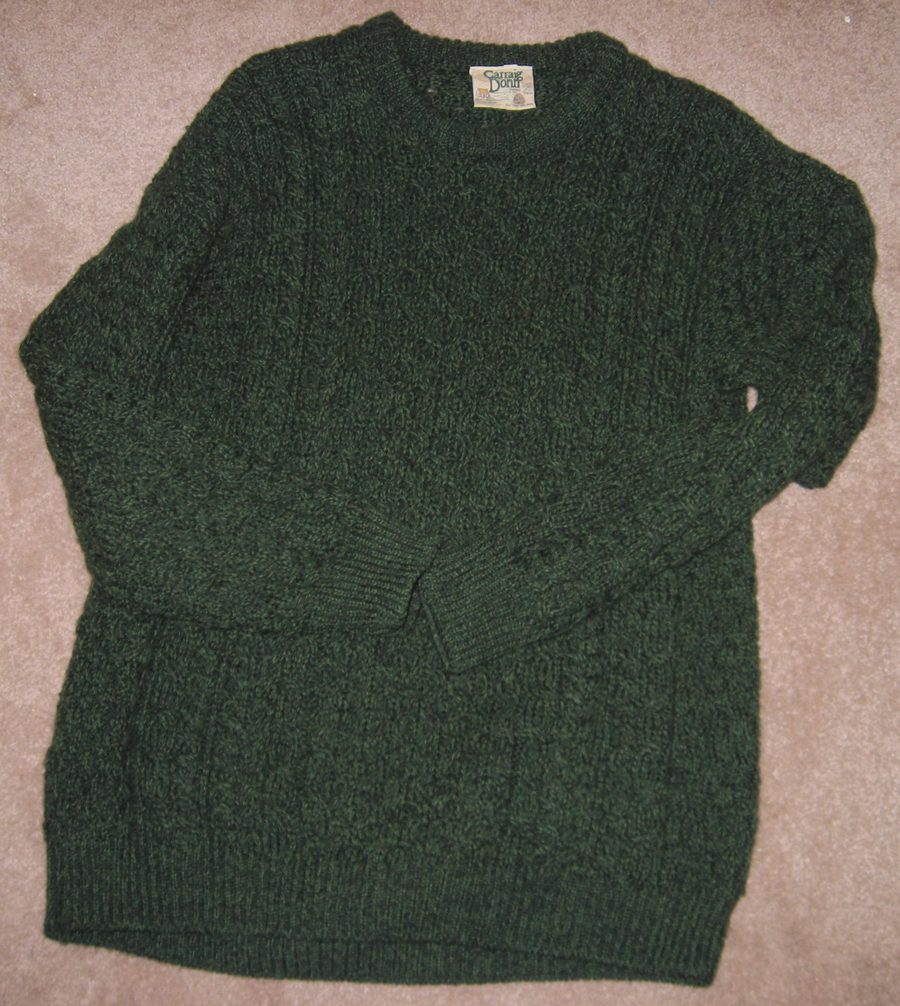 Grüner Aran-Pullover
