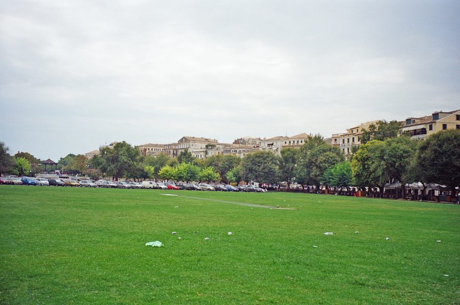 Spianada mit Parkanlage und Cricketplatz in Korfu-Stadt