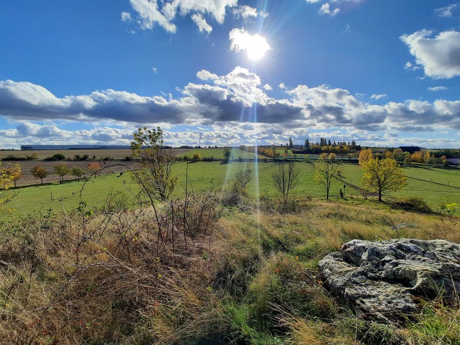 Blick vom Gipfel des Naturdenkmals Pazderna im Bezirk Praha-Západ