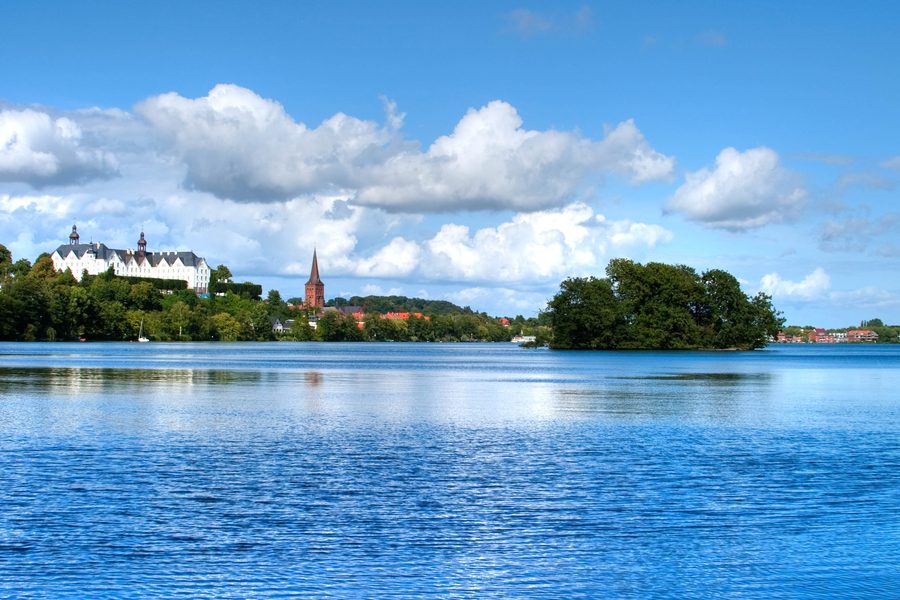 Der Plöner See mit dem Plöner Schloss im Hintergrund.