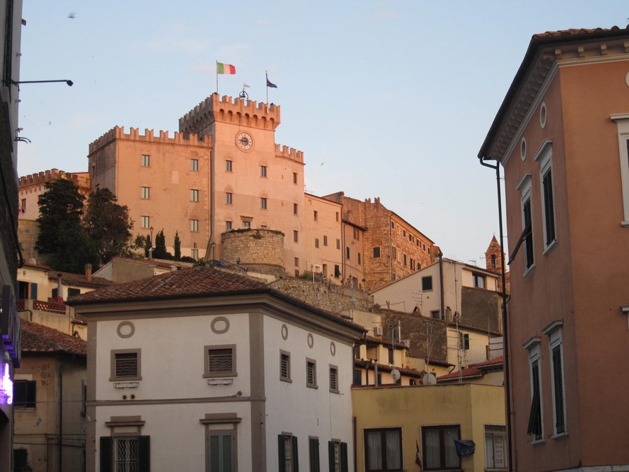 Ansicht des Castello di Rosignano Marittimo im historischen Ortskern