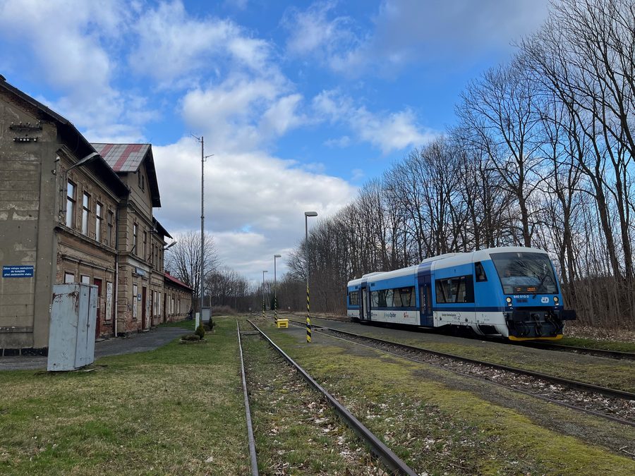 Bahnhof Jindřichovice pod Smrkem mit einem Zug am Bahnsteig