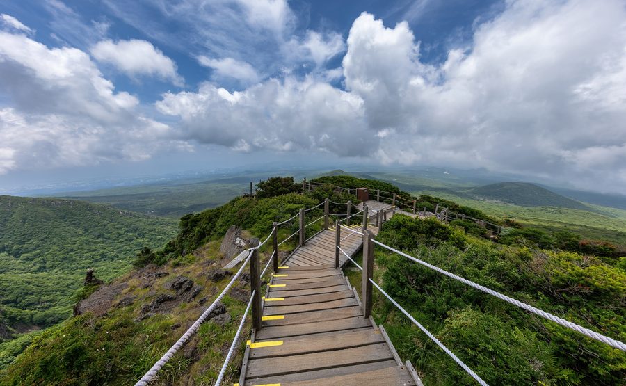Holztreppe am Yeongsil Trail mit den Bergen des Hallasan auf Jeju