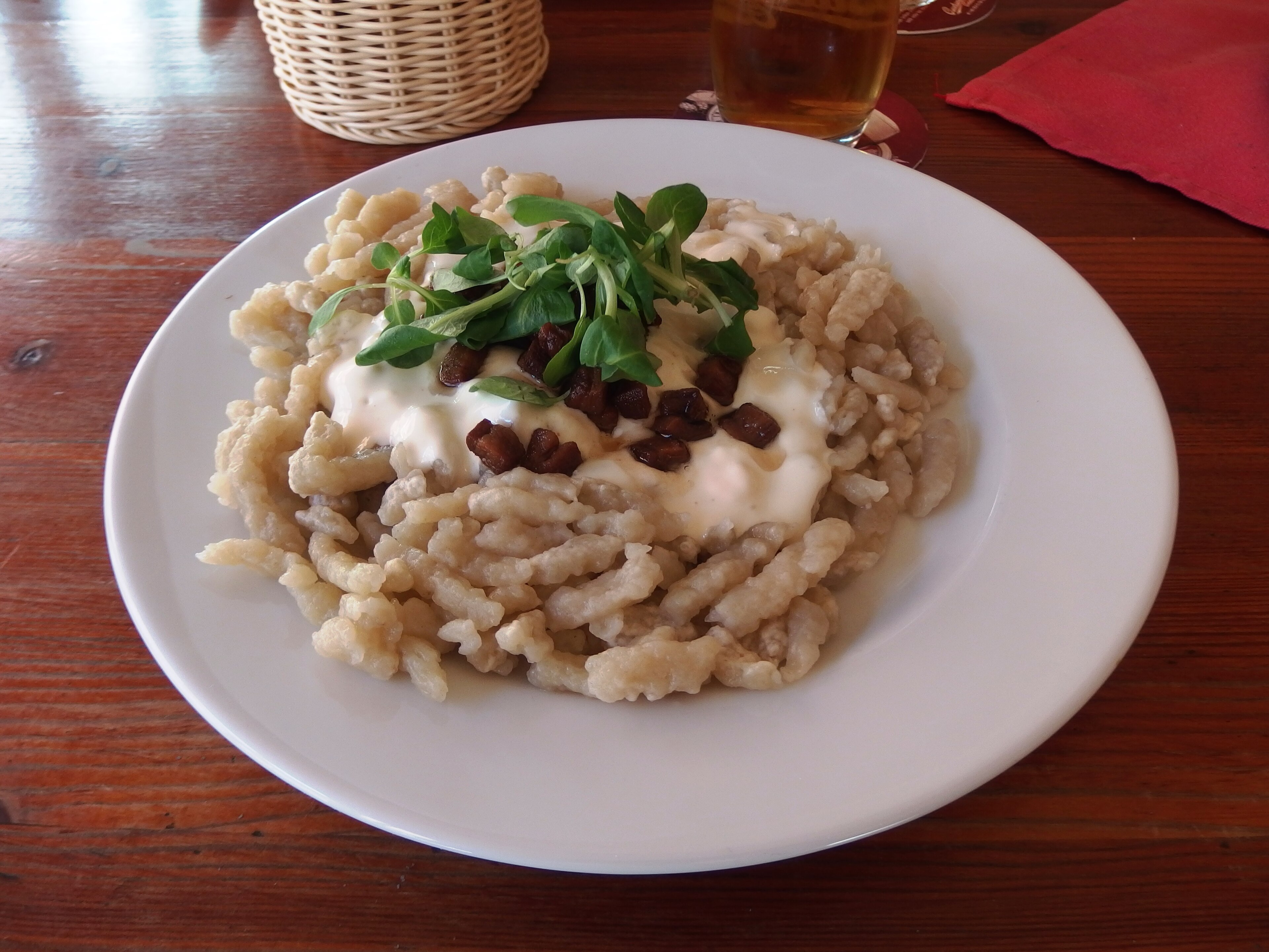 Portion Bryndzové halušky, Kartoffelnocken mit Schafskäse und Speck