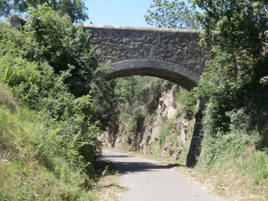 Steinbogenbrücke über die Via Fluvia