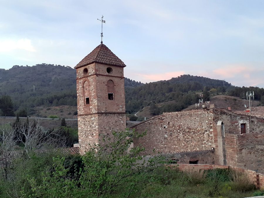 Außenansicht der Kirche Sant Antoni de Pàdua in Les Irles bei Riudecols