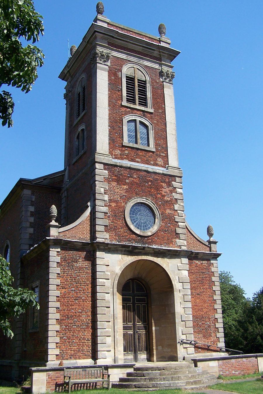 St Mary Magdalene's parish church in Willen, Milton Keynes, von Westen gesehen