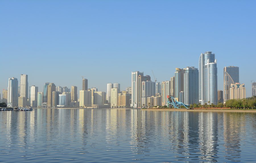 Skyline der Stadt Schardscha in den Vereinigten Arabischen Emiraten