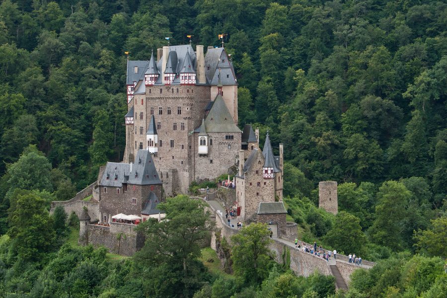 Burg Eltz bei Wierschem in der bewaldeten Landschaft der Eifel