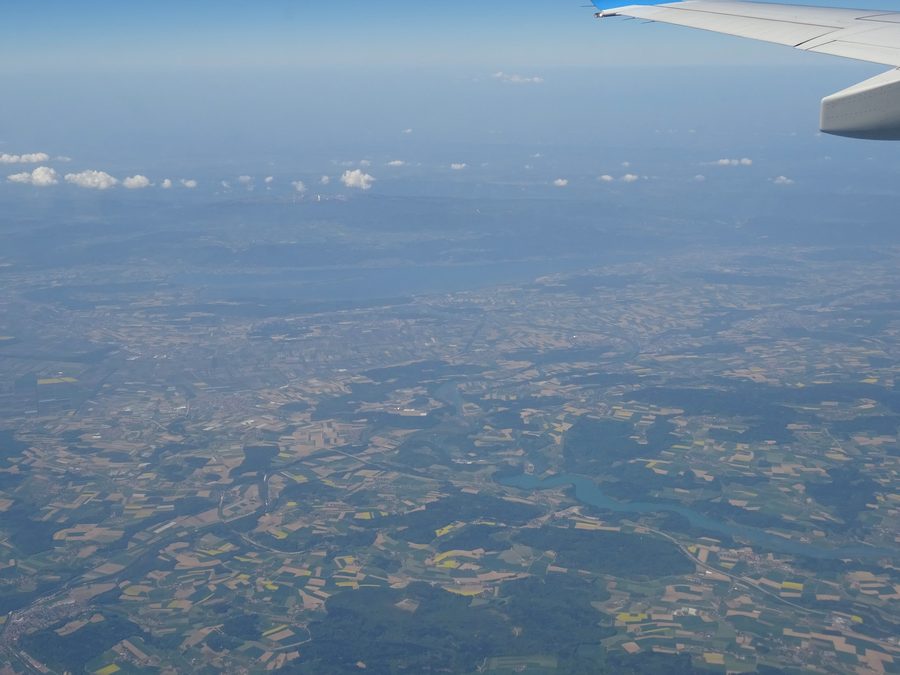 Luftaufnahme der Seeland-Landschaft am Bielersee.