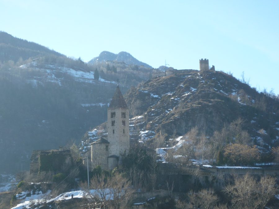 Châtel-Argent und Kirche in Villeneuve im Aostatal