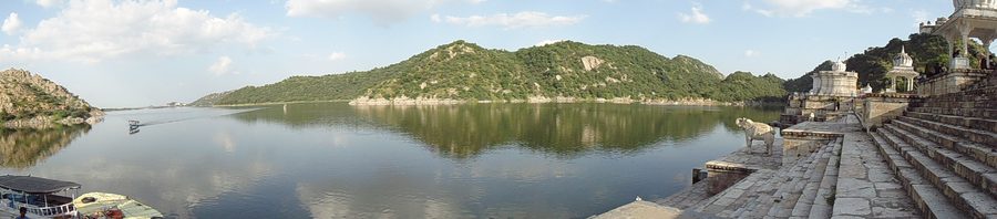 Panoramablick auf den Jaisamand-See in Rajasthan, Indien