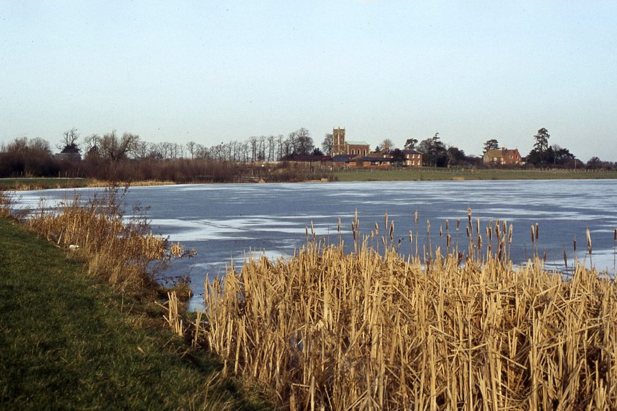 Willen Lake mit Blick auf Willen village in Milton Keynes