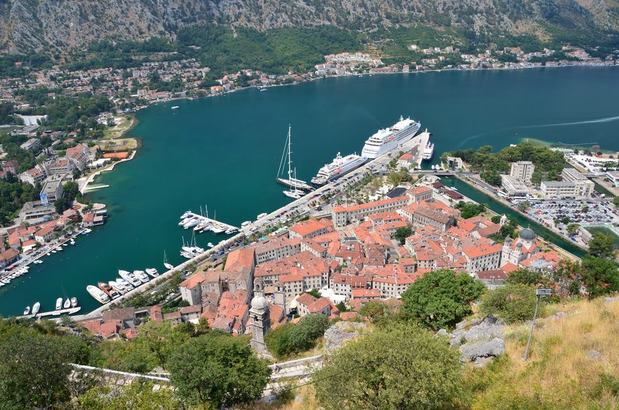 Blick auf die historische Altstadt von Kotor vom Weg zum Sankt-Johannes-Kastell