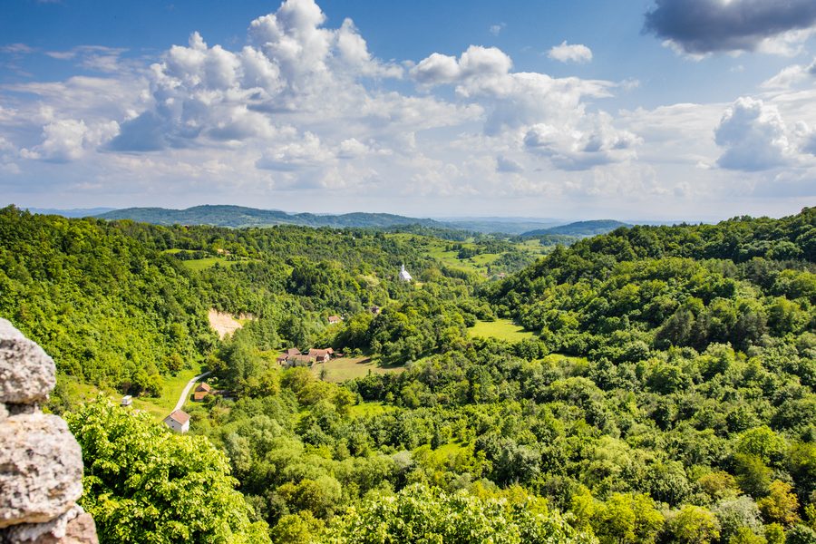 Blick auf die Ruinen der Burg Zrin in der Gemeinde Dvor
