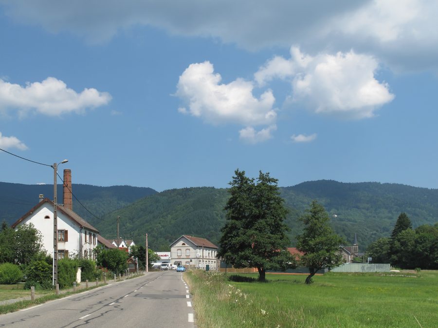 Blick auf die Siedlung Lepuix-Gy im Tal