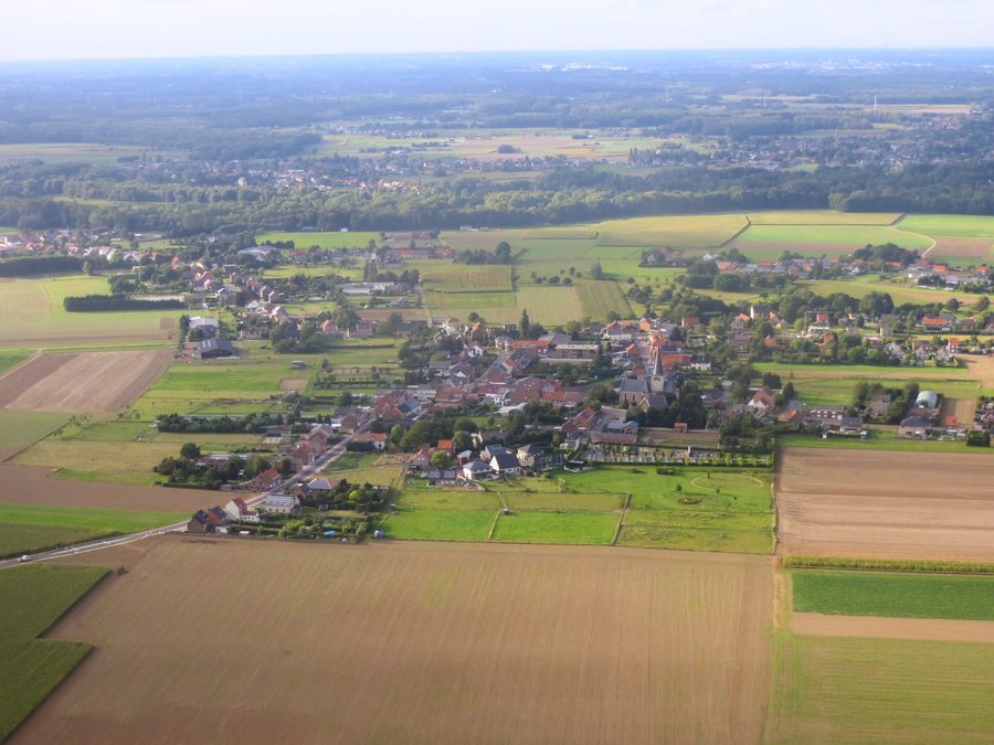 Luftaufnahme von Nederokkerzeel in der Gemeinde Kampenhout, Belgien