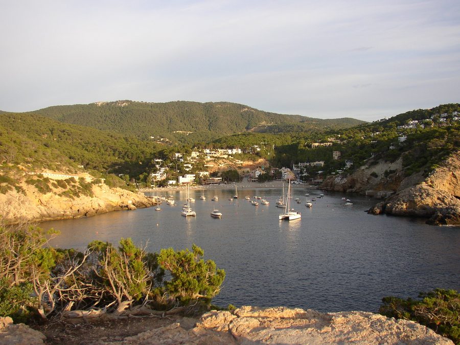 Blick aus Westen auf die Cala Vedella auf Ibiza