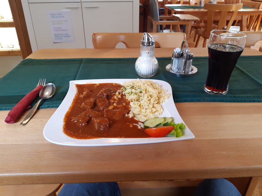 Nockerln mit Gulasch