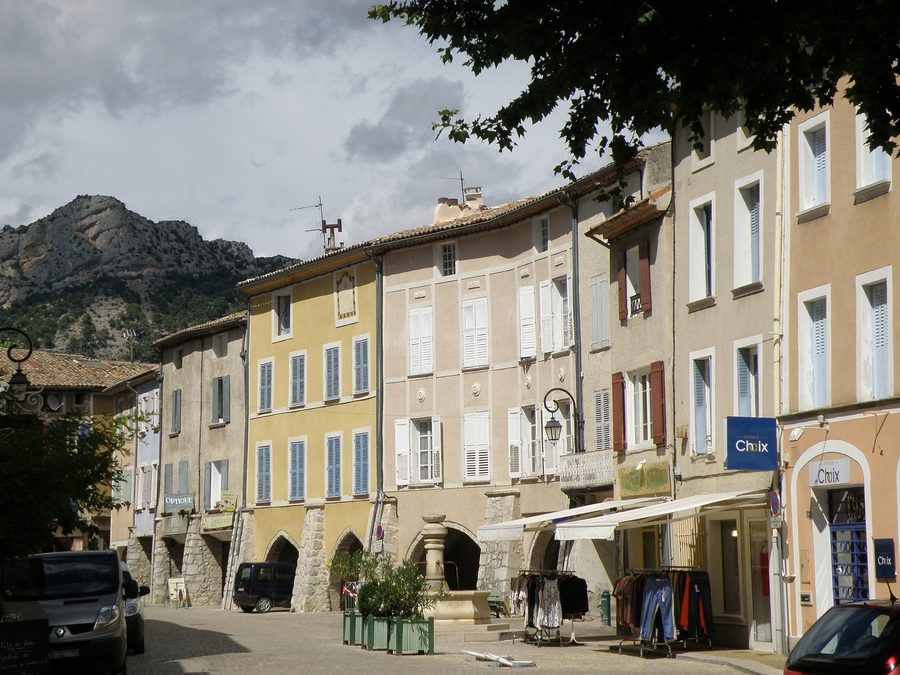 Place des Arcades, ou place du Marché, dans le vieux bourg de Buis-les-Baronnies