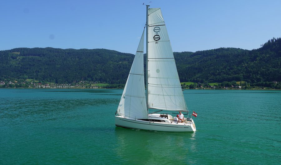 Segelboot auf dem Ossiacher See in Kärnten